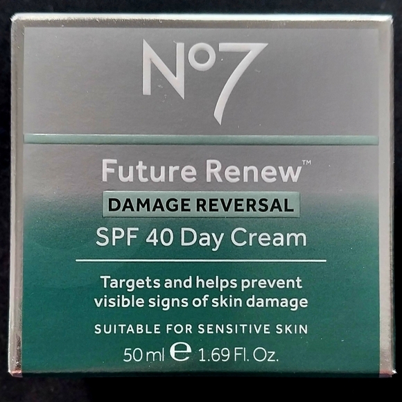 No7 - Future Renew Day Cream SPF 40 - Picture 3 of 5